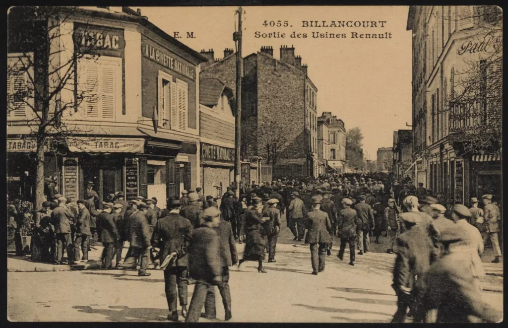 Sortie des usines Renault, perspective sur la rue du Point-du-Jour, carte postale, vers 1910. Archives municipales de Boulogne-Billancourt
