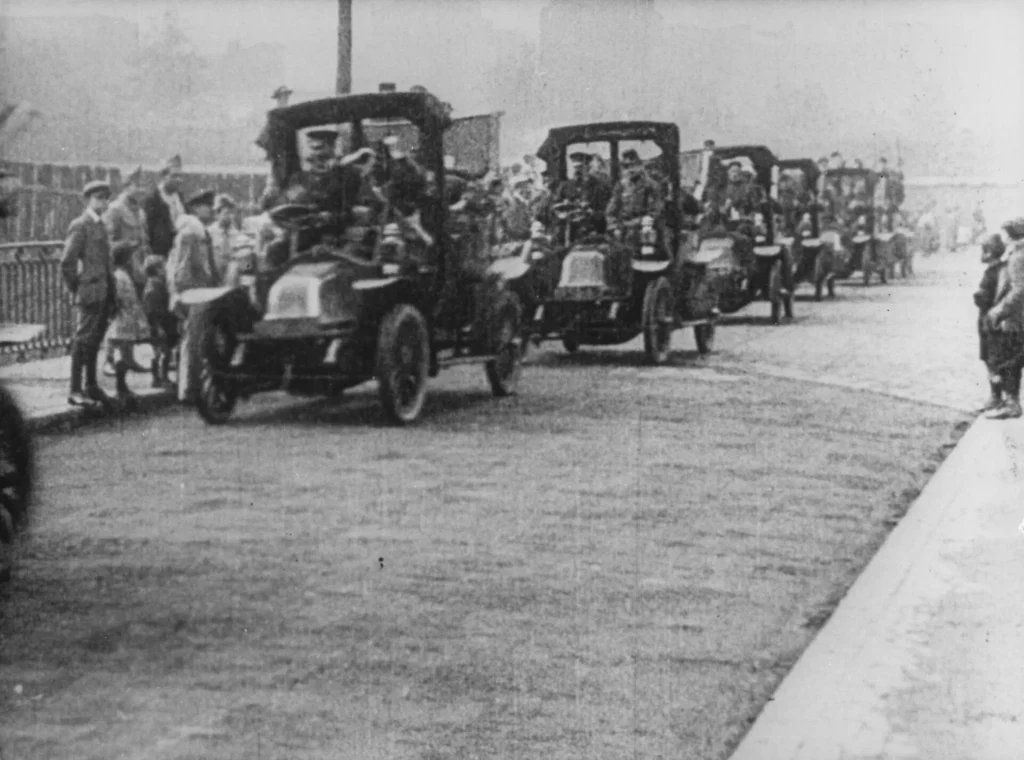 Les taxis de la Marne transportant les troupes, 1914. © Renault Communication - Droits réservés
