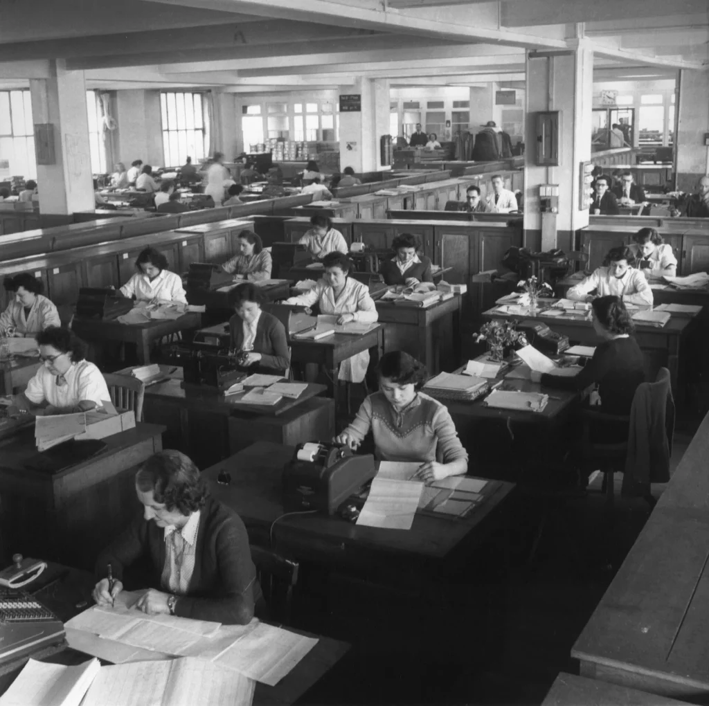 Services administratifs : comptabilité industrielle, Renault Billancourt, 1951. © Renault Communication - Droits réservés
