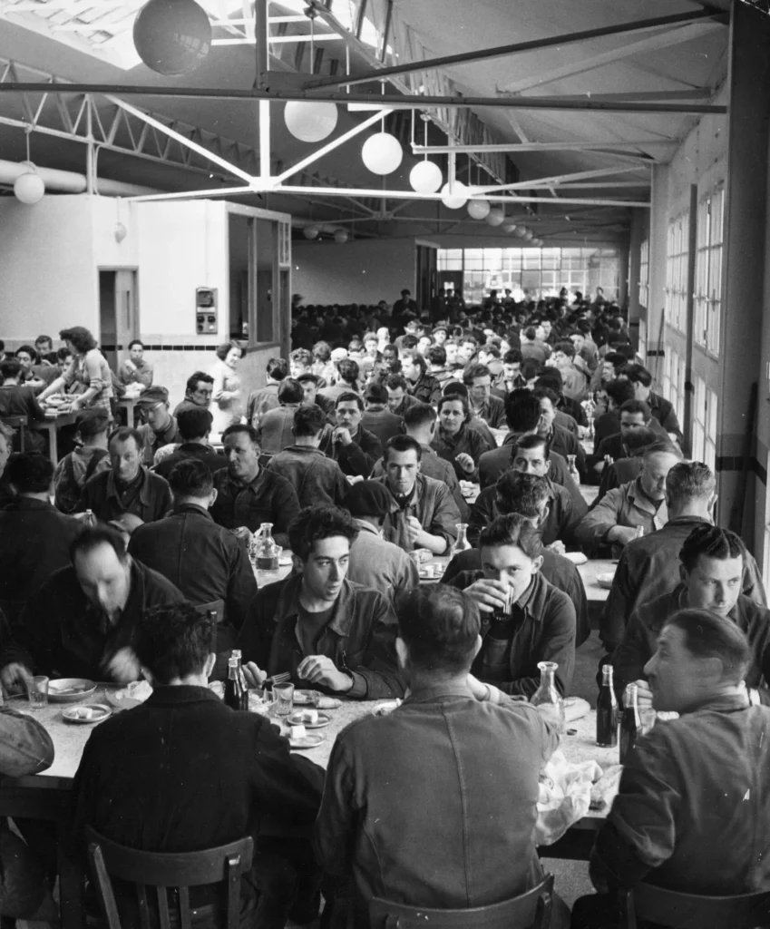 Cantine : salle pendant le déjeuner du personnel, Renault Billancourt, 1951. © Renault Communication - Droits réservés