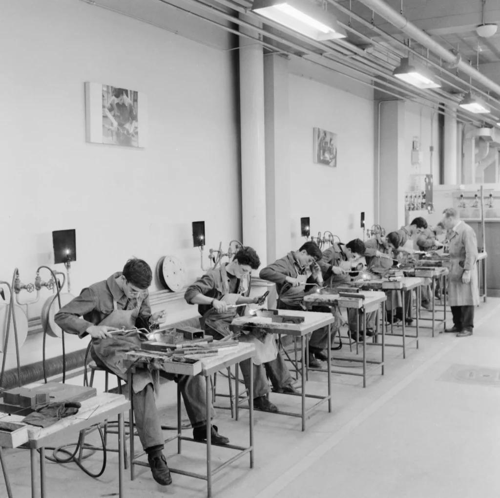 École professionnelle d’apprentissage Renault, apprentis (soudage), 1960. © Renault Communication - Droits réservés.