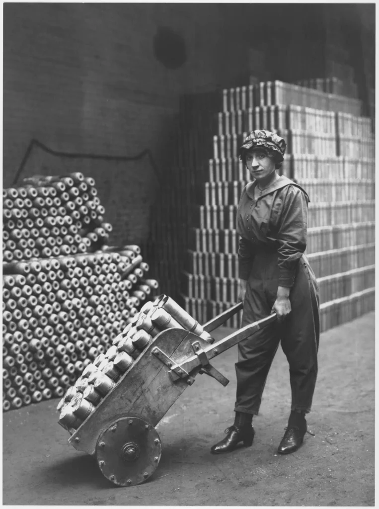 Ateliers de fabrication des obus : manutention, Renault Billancourt, 1916. © Renault Communication - Droits réservés