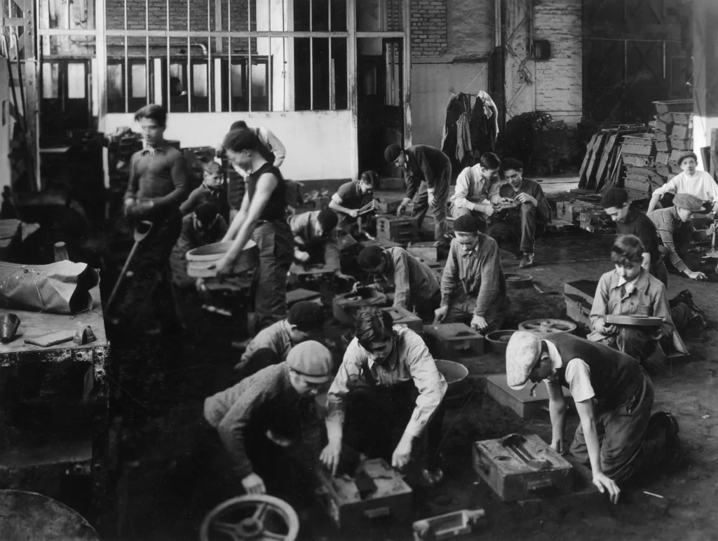 École professionnelle d’apprentissage Renault, apprentis fondeurs, 1934. © Renault Communication - Droits réservés.
