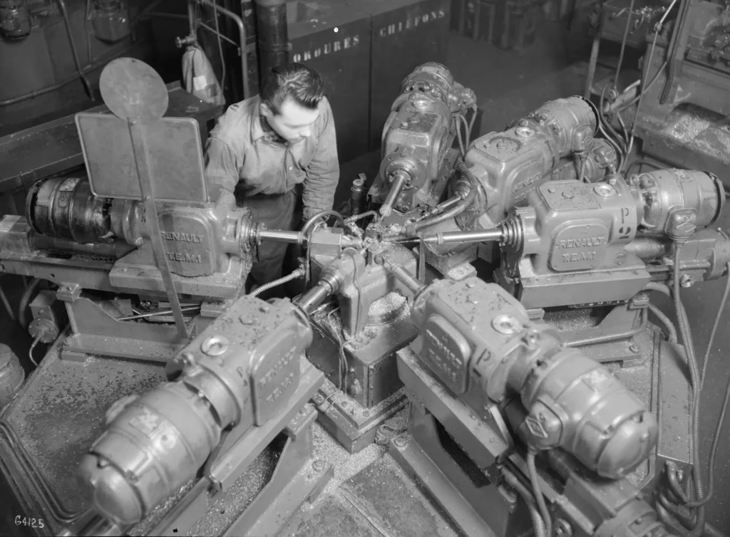 Ouvrier sur une machine transfert, atelier de fabrication, Renault Billancourt, 1949. © Renault Communication - Droits réservés