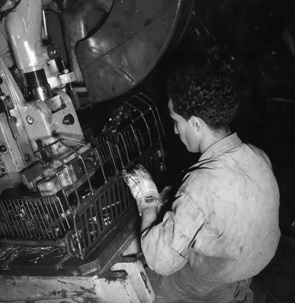 Atelier de fabrication : portrait d’ouvrier, Renault Billancourt, 1950. © Renault Communication - Droits réservés