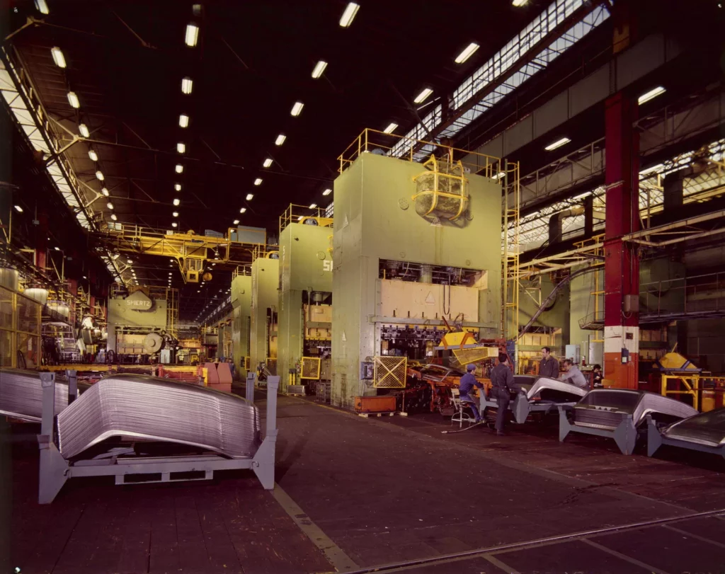 Fabrication de Renault 4 : hall des presses de l’Île Seguin, Renault Billancourt, 1977. © Renault Communication - Droits réservés