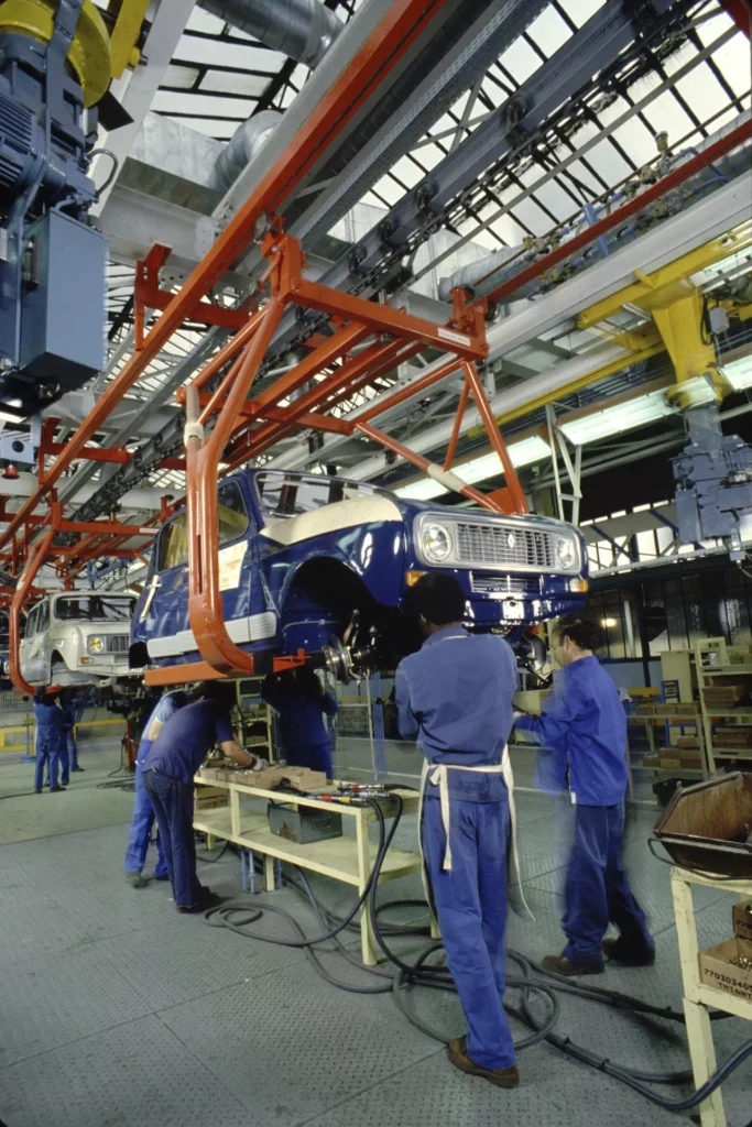 Fabrication de Renault 4, montage monocoque, Département 74, 1984. © Renault Communication - Droits réservés