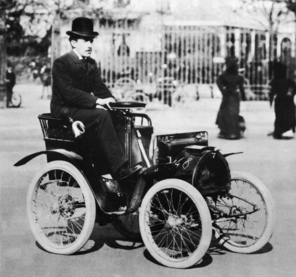 Louis Renault sur une voiturette type A, course Paris-Rambouillet-Paris, 1899. © Renault Communication - Droits réservés