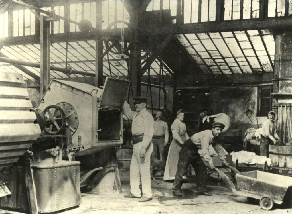 Personnel du lavoir Guibert, début XXe siècle. Archives municipales de Boulogne-Billancourt